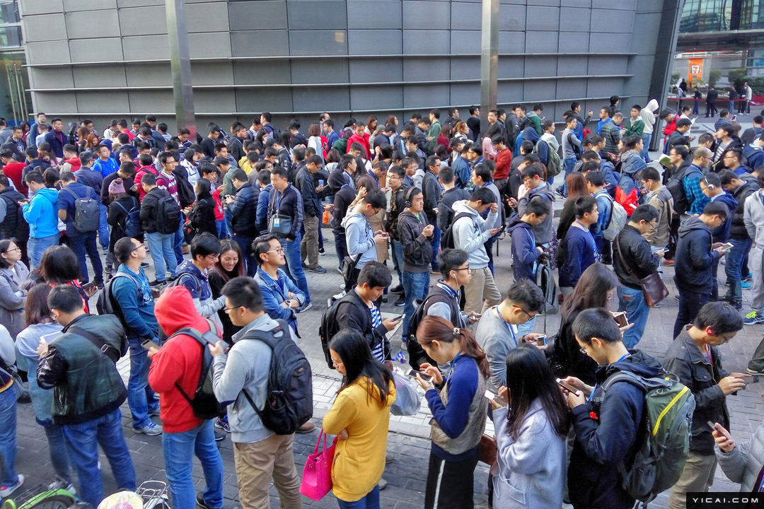 腾讯公司ceo 马化腾及其他总办老板们会在穿上喜庆的服装,亲自为员工